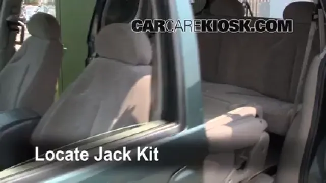 1999 Nissan Quest GXE 3.3L V6 Levantar auto Usar el gato para levantar el auto